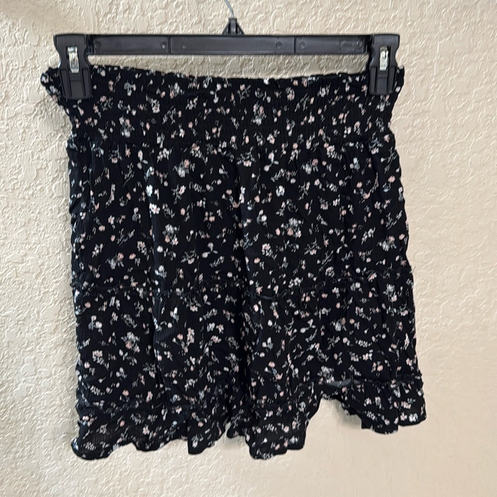 NWOT. Black Floral Skirt